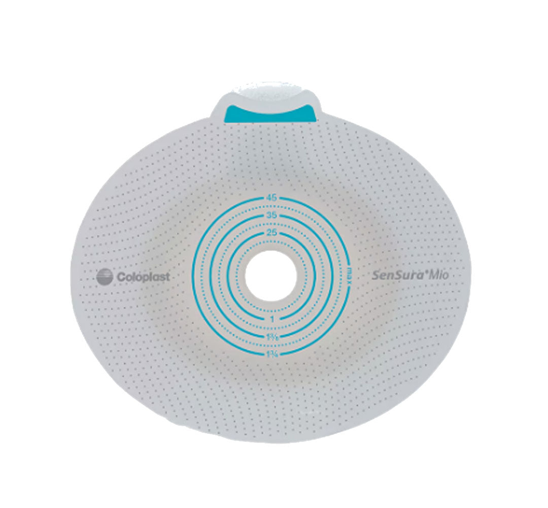 Alt-Text: Bild zeigt die Sensura Mio Click Basisplatte 10501 aus hautfreundlichem Material, die für eine komfortable und sichere Befestigung von ostomy Produkten konzipiert ist. Die Basisplatte hat eine runde, flexible Form mit einer zarten Oberfläche in einem Hautton. Der äußere Rand ist beige und zeigt eine leicht texturierte Struktur, die den Tragekomfort erhöht. In der Mitte befindet sich der klebende Teil, der für eine einfache Anwendung sorgt.