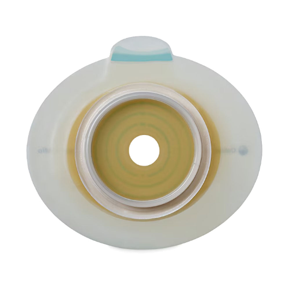 Produktbild einer Sensura Mio Click Basisplatte in Hautfarbe. Die runde Basisplatte ist in einem leicht ovalen Design gehalten, mit einem äußeren Rand, der einen weichen, konturierten Look zeigt. In der Mitte befindet sich ein ovaler Ausschnitt, der für eine sanfte Anpassung an die Haut sorgt. Die Oberfläche wirkt glatt und ist mit einem dezenten Glanz versehen. Die Platte ist für eine unkomplizierte Anwendung konzipiert und zeigt eine klare Bezeichnung mit Modelldetails.