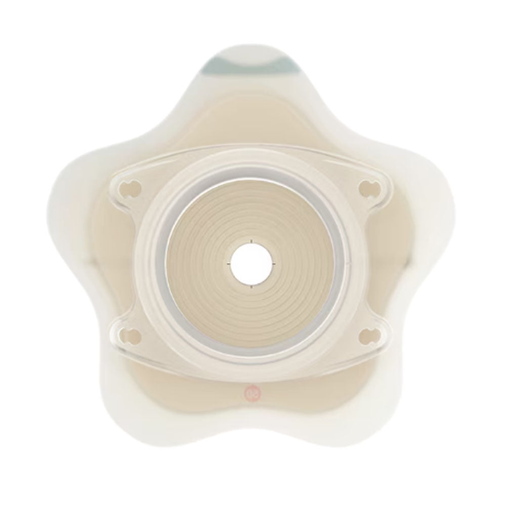 Bild einer Sensura Mio Click Basisplatte (Modell 18500) zur Stomaversorgung. Die Basisplatte hat eine runde, ovale Form und ist aus hautfreundlichem Material in einem cremefarbenen Ton gefertigt. Sie zeigt einen selbstklebenden Bereich in der Mitte, der für die sichere Befestigung auf der Haut sorgt. Der Rand ist leicht erhöht, um ein Auslaufen zu verhindern. Im unteren Teil sind zwei kleine Öffnungen sichtbar.