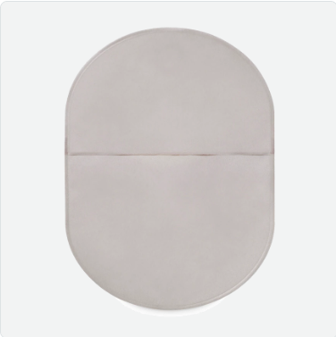 Sensura Mio Click geschlossener Beutel, 30 Stück, in lichtgrauer Farbe. Der Beutel hat einen ovalen, flachen Schnitt und ist für die optimale Hautfreundlichkeit konzipiert. Die Größe ist als Maxi gekennzeichnet und verfügt über einen 50 mm Auslass. Der Beutel ist leicht und hat ein schlichtes, funktionales Design für unauffälliges Tragen. Die Verpackung zeigt das Produkt in einer ansprechenden Anordnung, die die einzelnen Beutel gut sichtbar macht.