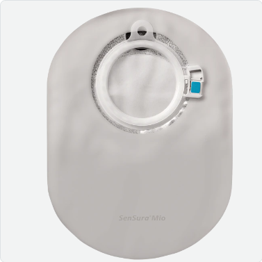 Abbildung eines geschlossenen Beutels Sensura Mio Click, Midi-Format, mit einem Durchmesser von 60 mm. Der Beutel ist in einem hellen Grauton gehalten und hat eine glatte, matte Oberfläche. Die Verpackung enthält 30 Stück und ist auf dem oberen Teil deutlich mit Produktinformationen beschriftet. Im Hintergrund ist ein neutraler, unscharfer Farbverlauf zu sehen, der den Fokus auf den Beutel lenkt. Die Verpackung zeigt eine moderne, funktionale Gestaltung, die auf Benutzerfreundlichkeit abzielt.