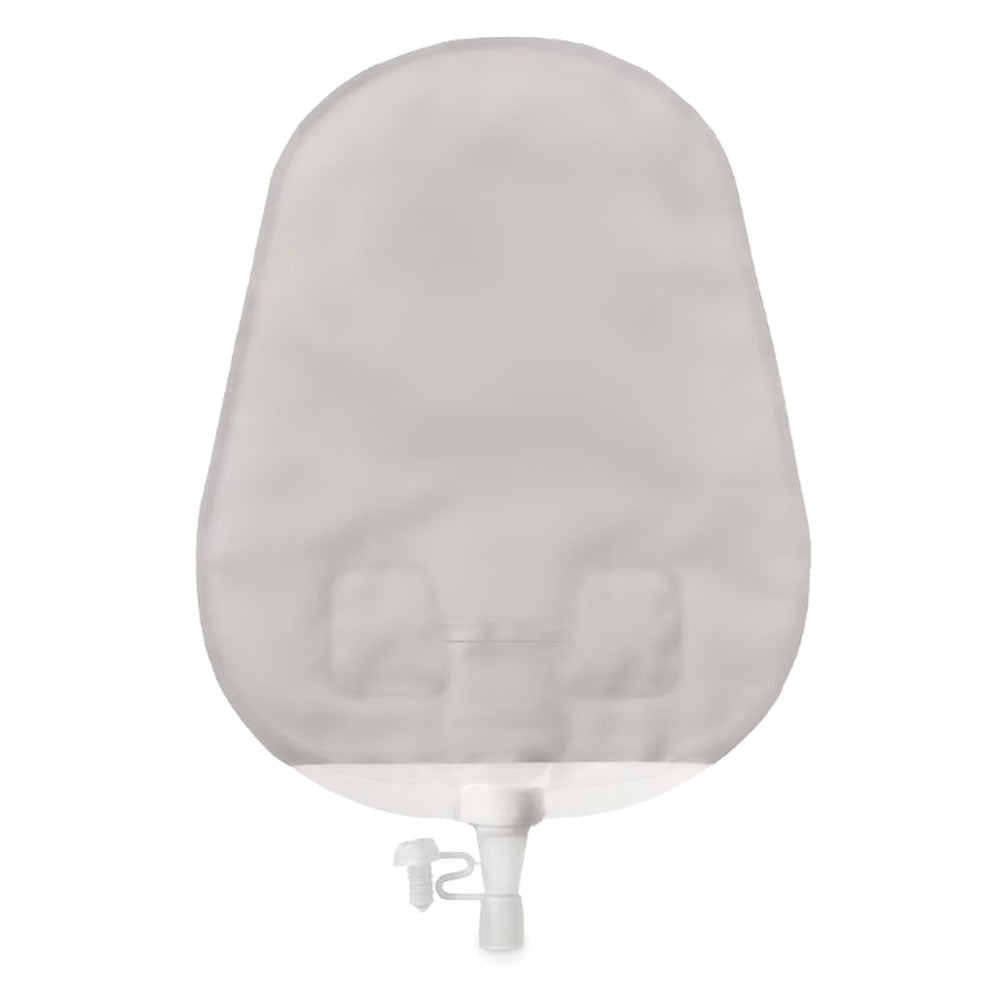 Bildbeschreibung: Das Produkt zeigt einen Sensura Mio Click Urostomie Mehrkammerbeutel in einer transparenten Verpackung. Der Beutel ist in verschiedene Segmente unterteilt und weist ein flexibles, hautfreundliches Material auf. Die Oberseite zeigt einen klebbaren Rand zur sicheren Befestigung auf der Haut. Der Beutel hat eine abgestufte Form, die sich an den Körper anpasst. Neben dem Beutel befinden sich technische Details wie Größe und Typ.