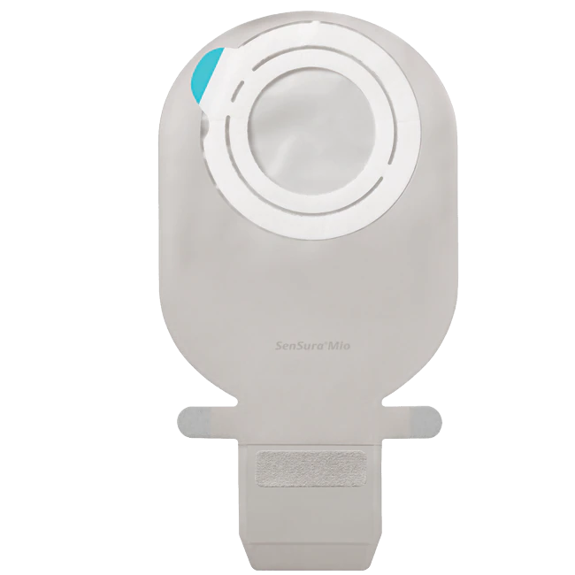 Transparentes Produktbild einer Sensura Mio Flex Ausstreifbeutel-Darreichungsform. Der Beutel hat eine leicht geschwungene Form und präsentiert sich in einer neutralen, transparenten Farbe, die den Inhalt sichtbar macht. Die Oberfläche des Beutels ist glatt und glänzend. An der oberen Kante erkennt man eine befestigungsfreundliche Randeinfassung mit einem schmalen Klebe- oder Befestigungsstreifen. Das Design vermittelt Funktionalität und Benutzerfreundlichkeit, ideal für Personen mit Stoma.