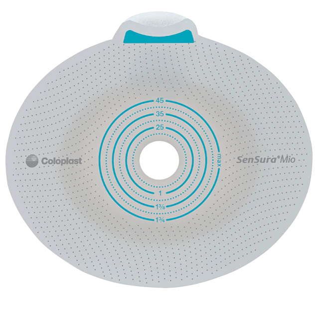 Bild einer Sensura Mio Flex Basisplatte, oval geformt mit einer transparenten Oberfläche. Die Platte hat einen leicht gewellten Rand und einen zentralen Öffnungsbereich, der für das Anbringen an ein Stoma vorgesehen ist. Die Rückseite ist mit einer Schutzfolie abgedeckt, die leicht zu entfernen ist. Die Platte ist in neutralen Farbtönen gehalten, um unauffällig zu wirken. Hinweise auf die verschiedenen Größen und Anwendungen sind dezent aufgedruckt, was auf eine benutzerfreundliche Handhabung hinweist.