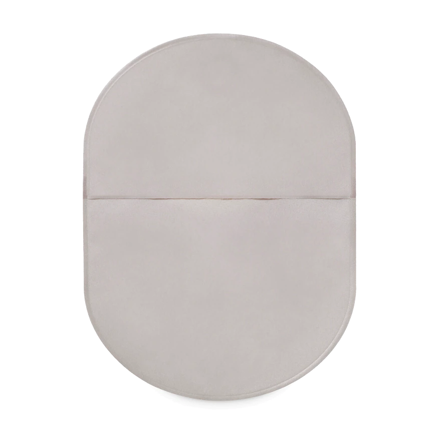 Sensura Mio Kolostomiebeutel in Lichtgrau, Modell 10881, mit einem Durchmesser von 15-45 mm und einer maximalen Kapazität von 510 ml. Der Beutel hat eine sanfte, hautfreundliche Oberfläche und ist ergonomisch geformt, um einen bequemen Sitz am Körper zu gewährleisten. Das Design umfasst eine transparente Sichtfläche zur Überwachung des Inhalts. Die Rückseite zeigt ein leistungsstarkes Haftmaterial für sicheren Halt. Ideal für Menschen mit einer Kolostomie, die Wert auf Komfort und Diskretion legen.