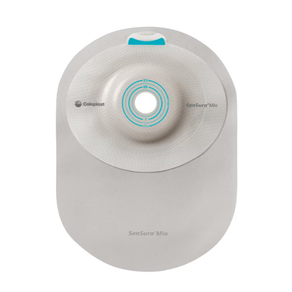 Bild eines Sensura Mio Kolostomiebeutels in einem weißen und transparenten Design. Der Beutel hat eine ovale Form mit einer nahtlosen, hautfreundlichen Oberfläche. Auf der oberen Seite ist ein integriertes, leicht abziehbares Klebesystem zu sehen, das eine einfache Anwendung ermöglicht. Die Rückseite des Beutels ist glatt und zeigt ein kleines, integriertes Ventil zur Entlüftung. Der Beutel ist auf einem hellen Hintergrund platziert, wodurch seine Details und Texturen klar zur Geltung kommen.