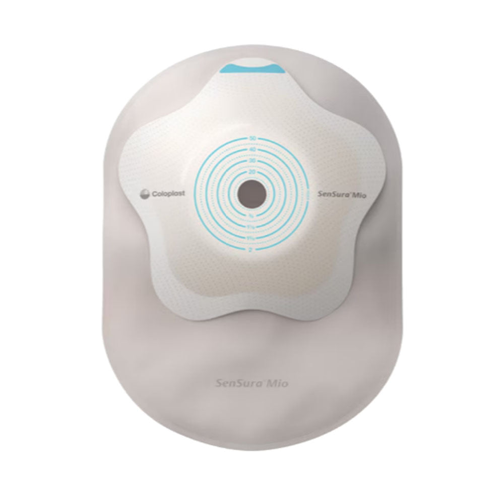 Sensura Mio Kolostomiebeutel, abgebildet auf weißem Hintergrund. Der Beutel ist hautfarben, anatomisch geformt und hat eine ovale Öffnung für den Stoma-Ausschnitt. Das Material wirkt weich und flexibel, mit einer glatten Oberfläche. An der oberen Kante ist ein hautfreundliches Klebestreifen sichtbar, der für sicheren Halt sorgt. Das Design ist sorgfältig ausgeführt, um den Tragekomfort zu maximieren. Auf dem Beutel sind Hinweise zu Pflege und Anwendung gedruckt.