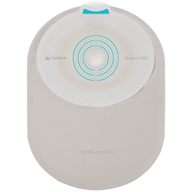 Alt-Text: "Produktbild eines Sensura Mio Kolostomiebeutels in planem Design mit einem Durchmesser von 25 mm. Der Beutel ist in einem hellgrauen Farbton gehalten und präsentiert sich in einer minimalistischen, hygienischen Verpackung. Die Oberflächenstruktur wirkt glatt und leicht, während die Kanten des Beutels sanft abgerundet sind. Das Bild zeigt den Beutel vor einem neutralen Hintergrund, um die Details und die Form des Produkts klar hervorzuheben.