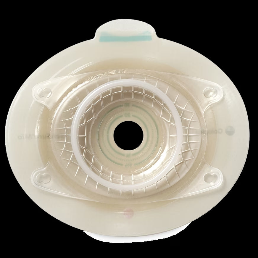 Bild einer Sensura Mio Konvex Light Click Basisplatte in einer neutralen, hellen Umgebung. Die Basisplatte ist oval mit einer sanften, konvexen Form, die für die Verwendung bei Bauchoperationen konzipiert ist. Die Oberseite zeigt eine glatte, hautfarbene Oberfläche mit einem quadratischen, transparenten Klebeareal in der Mitte. Entlang der Kanten sind keine sichtbaren Nähte oder Kanten, was auf eine hohe Qualität hinweist.