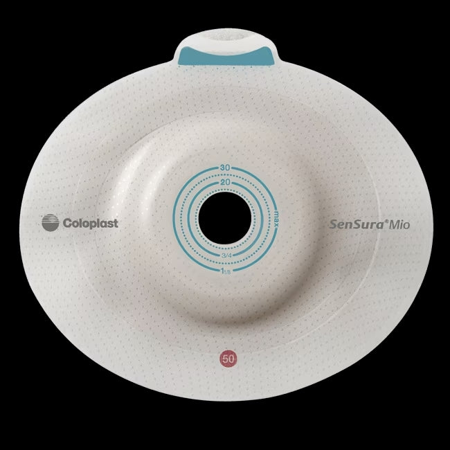 Bild einer Sensura Mio Konvex Light Click Basisplatte. Die Platte ist oval und in einem Hautton gestaltet, mit einem zentralen Öffnungsbereich. Sie verfügt über ein innovatives Click-System, das eine einfache Befestigung am Beutel ermöglicht. Die Oberflächenstruktur ist glatt, während der Rand eine klebende Beschichtung aufweist, um einen sicheren Sitz zu gewährleisten. Die Basisplatte ist leicht und flexibel, ideal für eine individuelle Anpassung an die Körperkontur.