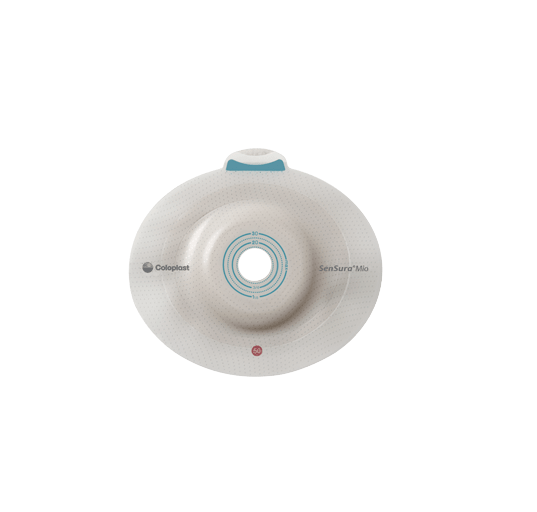 Alt-Text: Detailbild einer Sensura Mio Konvex Light Click Basisplatte, die für Menschen mit Stoma entwickelt wurde. Die Basisplatte ist oval und besteht aus hautfreundlichem Material in einem natürlichen Hautton, das sanft auf der Haut aufliegt. Sie verfügt über einen zentralen Öffnungsbereich für den Stoma und ist mit einem praktischen Click-System ausgestattet, das eine einfache Befestigung des Beutels ermöglicht.