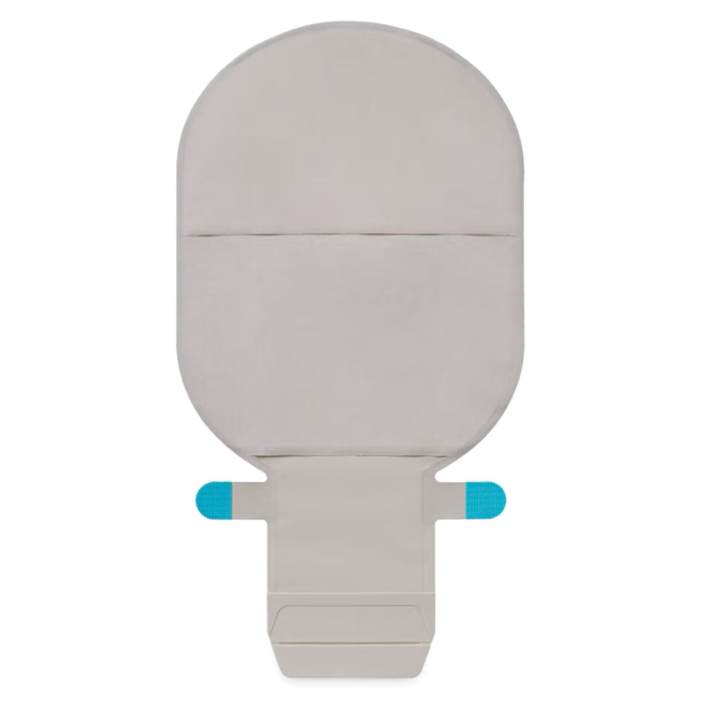 Auf dem Bild ist ein Sensura Mio Konvex Light Soft Ausstreifbeutel zu sehen. Der Beutel hat eine hautfarbene, weiche Oberfläche und ein schlankes, konvexes Design, das eine sanfte Anpassung an den Körper ermöglicht. In der Mitte befindet sich eine runde Klebefläche, die für einen sicheren Halt sorgt. Der Beutel hat eine klare, flexible Struktur und ist für Stoma-Patienten konzipiert, um Komfort und Diskretion zu gewährleisten.