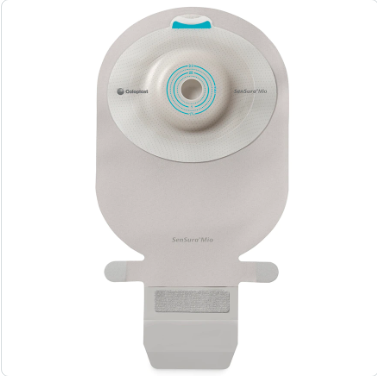 Produktbild eines Sensura Mio Konvex Light Soft Ausstreifbeutels in lichtgrauer Farbe. Der Beutel hat einen Durchmesser von 20-50 mm und ist speziell für Stoma-Patienten konzipiert. Die Oberfläche ist glatt und sorgt für einen angenehmen Tragekomfort. Der Beutel ist leicht und flexibel gestaltet, um sich optimal an die Körperform anzupassen. Im Hintergrund ist ein neutraler, verschwommener Farbton zu sehen, der den Fokus auf das Produkt lenkt.