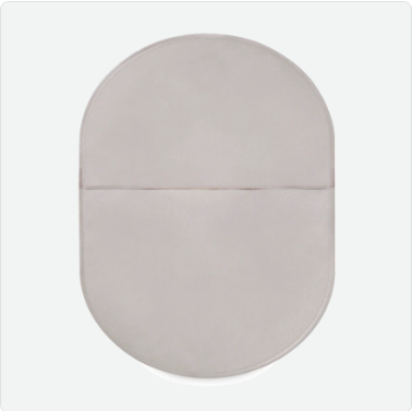 Produktbild eines Sensura Mio Konvex Light Soft Ausstreifbeutels mit einer Durchmesseröffnung von 25 mm. Der Beutel hat eine helle graue Farbe und ist in einer sanften, matten Textur gehalten. Oben ist eine rezeptive Öffnung für den Anschluss an ein Stoma erkennbar, die spezielle Form unterstützt eine bessere Anpassung an den Körper. Der Beutel zeigt eine schlanke, ergonomische Form, die Komfort verspricht. Die Verpackung ist deutlich sichtbar und ansprechend gestaltet, ideal für medizinische Produkte.