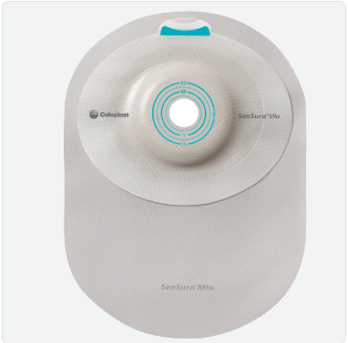 Sensura Mio Konvex Light Soft Ausstreifbeutel in Lichtgrau. Der Beutel hat einen Durchmesser von 25 mm und eine konvexe Form, die eine sanfte Anpassung an den Körper ermöglicht. Er ist speziell für den Einsatz bei stoma-bezogenen Bedürfnissen konzipiert. Auf der Vorderseite ist der Beutel glatt und nahtlos, während die Rückseite eine haftende Oberfläche für eine sichere Ansammlung hat. Der Beutel bietet diskrete Verwendung und ist komfortabel zu tragen.
