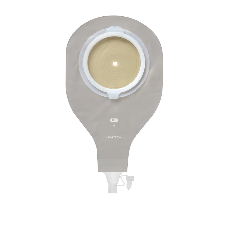 Bild eines medizinischen Produkts: Sensura Mio post-operativer Ileostomie-Tagedrainagebeutel. Der Beutel hat eine transparente, oval geformte Struktur mit einer großen Öffnung oben für die Anbringung an der Haut. Die Vorderseite ist mit einem klaren, strukturierten Material versehen, während die Rückseite eine sich sanft öffnende Klebefläche zeigt. Der Beutel hat ein Fassungsvermögen von 680 ml und misst zwischen 10 mm und 70 mm im Durchmesser.