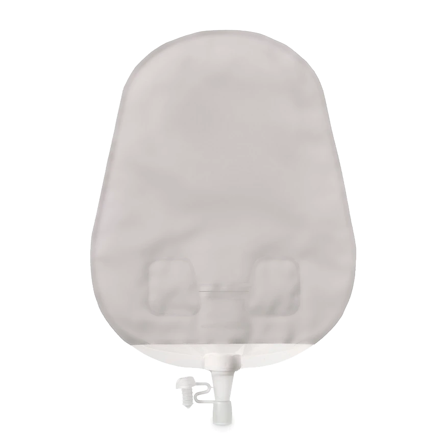 Ein transparenter, konvexer Uro-Beutel von Sensura Mio, der leicht (10-43 mm) ist. Der Beutel hat eine glatte, weiche Oberfläche und ein langlebiges, hautfreundliches Material. Er weist eine Öffnung für den Urinauslass auf und ist mit einer praktischen Klebefläche ausgestattet, die eine einfache Anbringung ermöglicht. Der Beutel ist für die sichere und diskrete Verwendung konzipiert und zeigt ein modernes Design. Die Verpackung ist minimalistisch gehalten und betont die Funktionalität des Produkts.