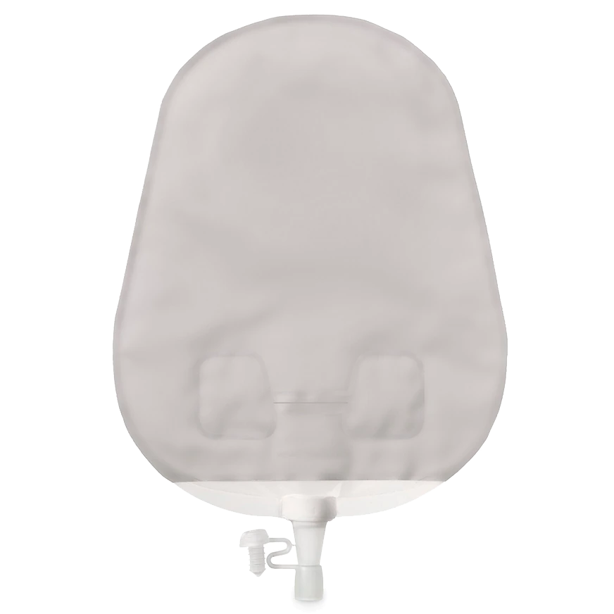 Ein Sensura Mio Uro-Beutel mit konvexer, leichter Form und einem Durchmesser von 15-33 mm. Der Beutel ist transparent, ermöglicht eine einfache Kontrolle des Inhalts und zeigt eine weiche, flexible Oberfläche. Er verfügt über eine haftenetze Oberfläche für sicheren Sitz und einen breiten Hautschutzring, der Hautreizungen minimiert. Der Beutel ist für die Verwendung bei Urinableitung optimiert und hat eine Klappe für einfache Entleerung. Ideal für komfortable Anwendung und Diskretion im Alltag.