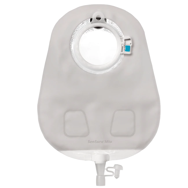 Produktimage eines Sensura Mio Uro Beutels in Maxi-Größe mit einem Durchmesser von 50 mm und einem Fassungsvermögen von 490 ml. Der Beutel hat eine transparente, flexible Oberfläche, die eine sichere Sicht auf den Inhalt ermöglicht. Die Verbindungsteile sind deutlich sichtbar und einfach zu handhaben. Der Beutel ist mit einem weichen, hautfreundlichen Material umgeben, das für Komfort sorgt. Ideal für Menschen mit Urostoma. Gesamteindruck vermittelt Funktionalität und Benutzerfreundlichkeit.