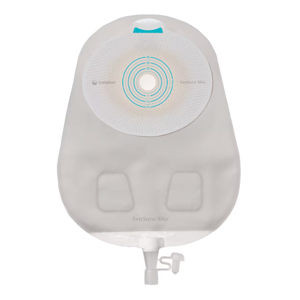 Ein Sensura Mio Urostomiebeutel in transparentem Design. Der Beutel ist oval geformt und zeigt eine leicht strukturierte Oberfläche für Hautfreundlichkeit. Oben ist ein flexibles, hautfarbendes Klebeplättchen zu erkennen, das für eine sichere Befestigung auf der Haut sorgt. Die Unterseite des Beutels hat ein Auslassventil mit einem roten Sicherheitsverschluss. Im Hintergrund sind zwei technische Symbole und mehrere Diagonallinien sichtbar, die dem Bild eine zusätzliche Dimension verleihen.