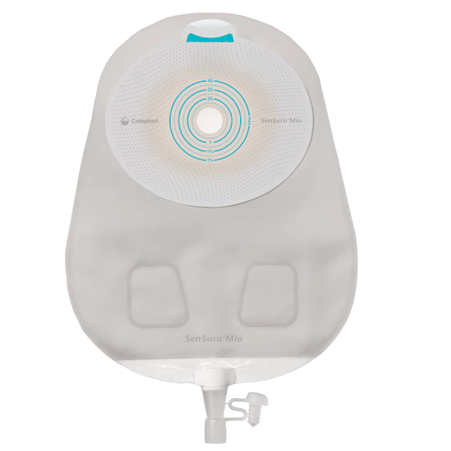 Bild eines transparenten Urostomiebeutels Sensura Mio mit Planform, Größe 10-45 mm. Der Beutel ist in einer sterilen Verpackung angeordnet und zeigt ein klares, modernes Design. Auf der Vorderseite sind die Produktdetails deutlich zu erkennen, darunter Hinweise zur Anwendung und die Stückzahl von 30. Der Beutel ist so gestaltet, dass er eine sichere und komfortable Verwendung ermöglicht. Die Abbildung hebt die Flexibilität und Anpassungsfähigkeit zur Haut ab, um eine optimale Passform zu gewährleisten.