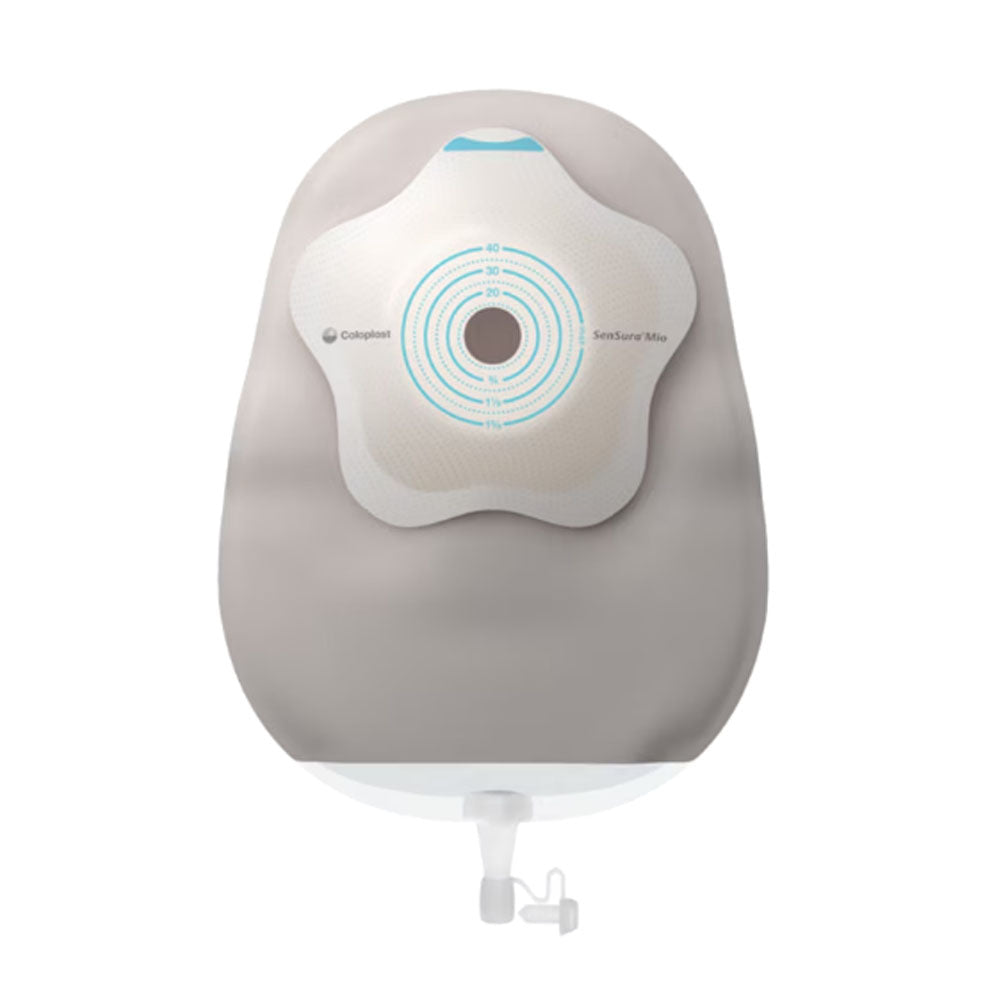 Urostomiebeutel Sensura Mio in einer klaren, strukturierten Produktabbildung. Der Beutel zeigt eine leicht transparente Oberfläche, die einen Einblick auf die Innenseite ermöglicht. Die obere Befestigungsfläche ist mit einem komfortablen, hautfreundlichen Rand ausgestattet, der sanft auf der Haut aufliegt. An der Rückseite sind praktische Befestigungsmöglichkeiten zu sehen. Der Beutel ist in einem neutralen Farbton gehalten, der zur diskreten Anwendung beiträgt.