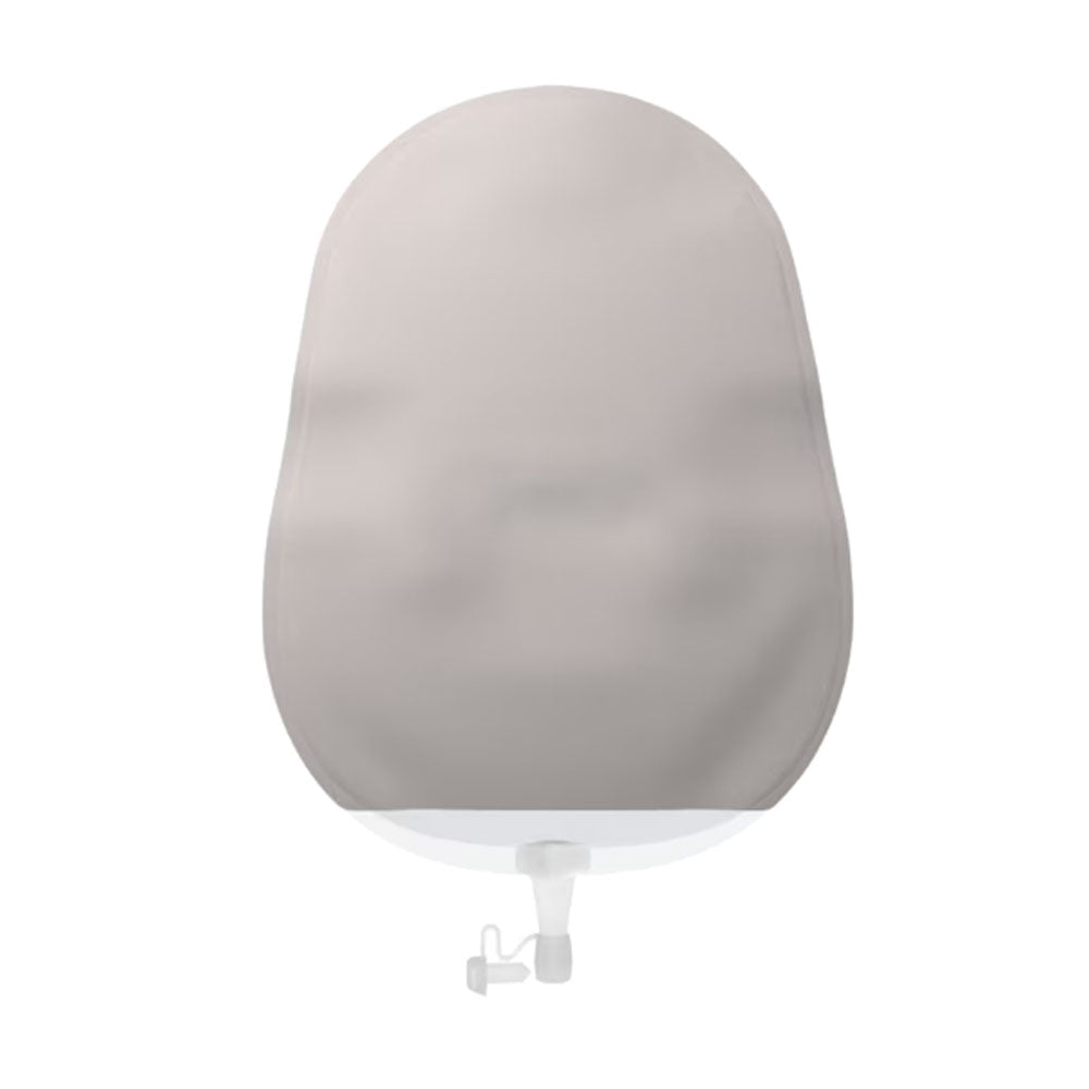 Ein Urostomiebeutel der Marke Sensura Mio in einer transparenten Ausführung ist auf einem weißen Hintergrund abgebildet. Der Beutel hat eine ausgeglichene Form mit einer abgerundeten Oberkante, die mit einem haftenden Hautschutz ausgestattet ist. Für eine einfache Handhabung ist der Beutel mit einem integrierten Auslassventil versehen. Auf der Vorderseite des Beutels sind feine Linien und Markierungen zu erkennen, die für die Benutzerfreundlichkeit sorgen.