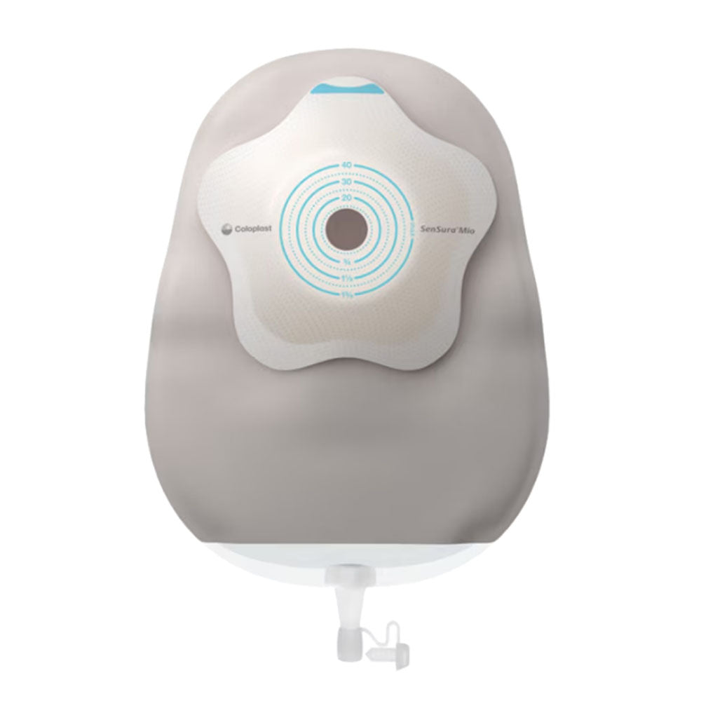 Produktbild eines Sensura Mio Urostomiebeutels. Der Beutel ist transparent, zeigt eine weiche, hautfreundliche Oberfläche und hat eine integrierte Klebefläche zur sicheren Befestigung. Die Form ist ergonomisch designed, um eine enge Anpassung an den Körper zu gewährleisten. Oben ist der Beutel leicht gekrümmt und verfügt über einen flexiblen Auslass. Im Hintergrund ist eine sanfte, neutrale Oberfläche, die das Produkt hervorhebt.