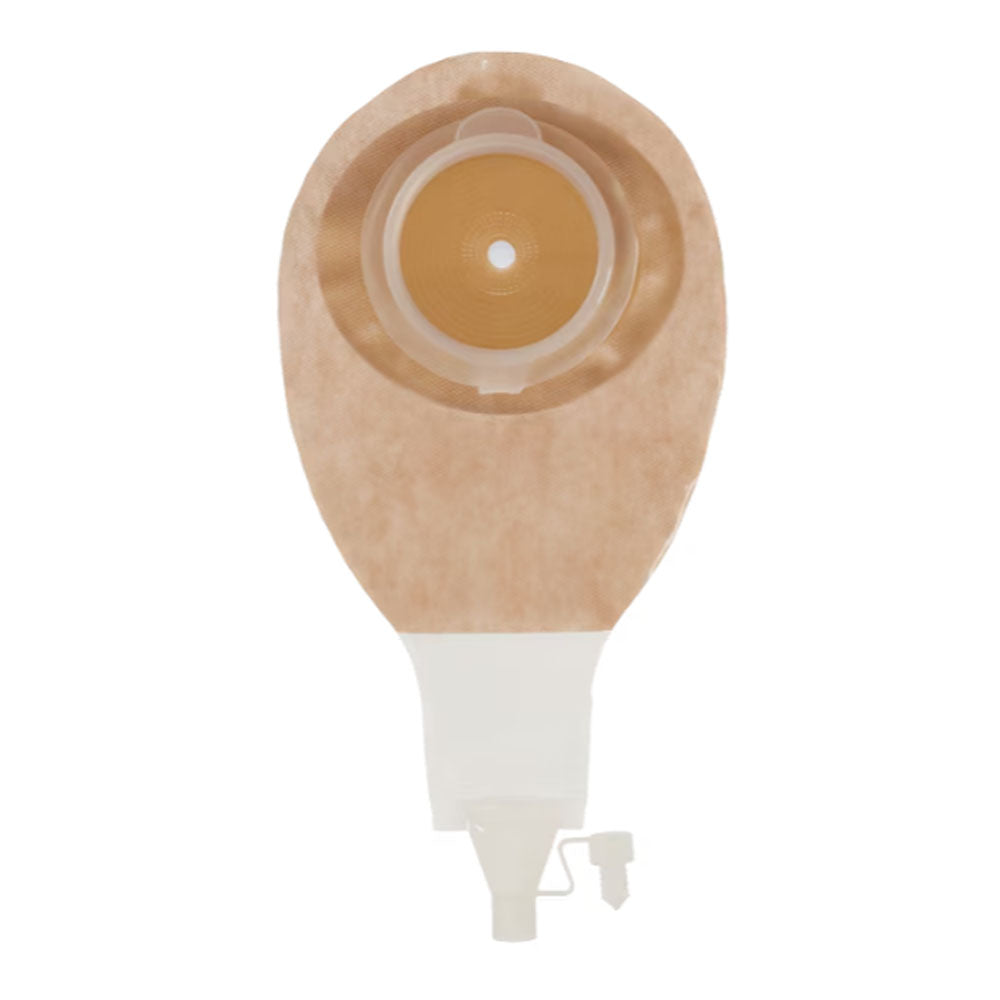 Ein Bild zeigt das Sensura Post-Op Kolostomieversorgungsset. Das Set besteht aus einem transparenten, flexiblen Beutel mit integrierter Hautschutzplatte. Die Hautschutzplatte ist oval und hat ein hautfreundliches Material, das für empfindliche Haut geeignet ist. Der Beutel hat eine leicht erkennbare Öffnung und ist mit einem Haftverschluss ausgestattet. Der Hintergrund des Bildes ist neutral, um den Fokus auf das Produkt zu lenken. Ideal zur postoperativen Versorgung von Patienten mit Kolostomie.