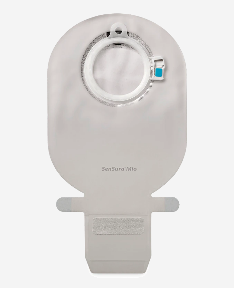 Ein Ausstreifbeutel des Produkts Sensura Mio Click wird abgebildet. Der Beutel hat eine ovale Form und ist in einem hellen Beigeton mit einer glatten Oberfläche gehalten. Ein transparentes Fenster zeigt den inneren Teil des Beutels. An einer Seite sind praktische Klebestreifen sichtbar, die eine einfache Befestigung ermöglichen. Der Beutel ist so gestaltet, dass er sich nahtlos an den Körper anpasst und Komfort bietet.