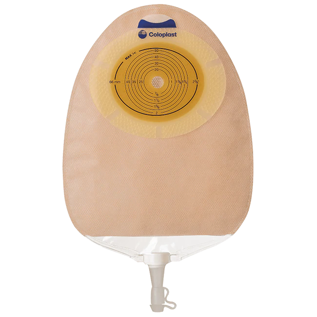 Bild einer Sensura Uro einteiligen, mehrkammerbeutel Maxi mit einem Lochdurchmesser von 15-33 mm. Der transparente Beutel zeigt eine glatte Oberfläche und ist so gestaltet, dass er die Haut schützt und einen sicheren Sitz bietet. Der Beutel hat eine abgerundete Form und ist ideal für Menschen mit Stoma. An der Oberseite sind Befestigungselemente zu erkennen, die eine einfache Handhabung ermöglichen. Der Hintergrund ist neutral, um den Fokus auf das Produkt zu legen.