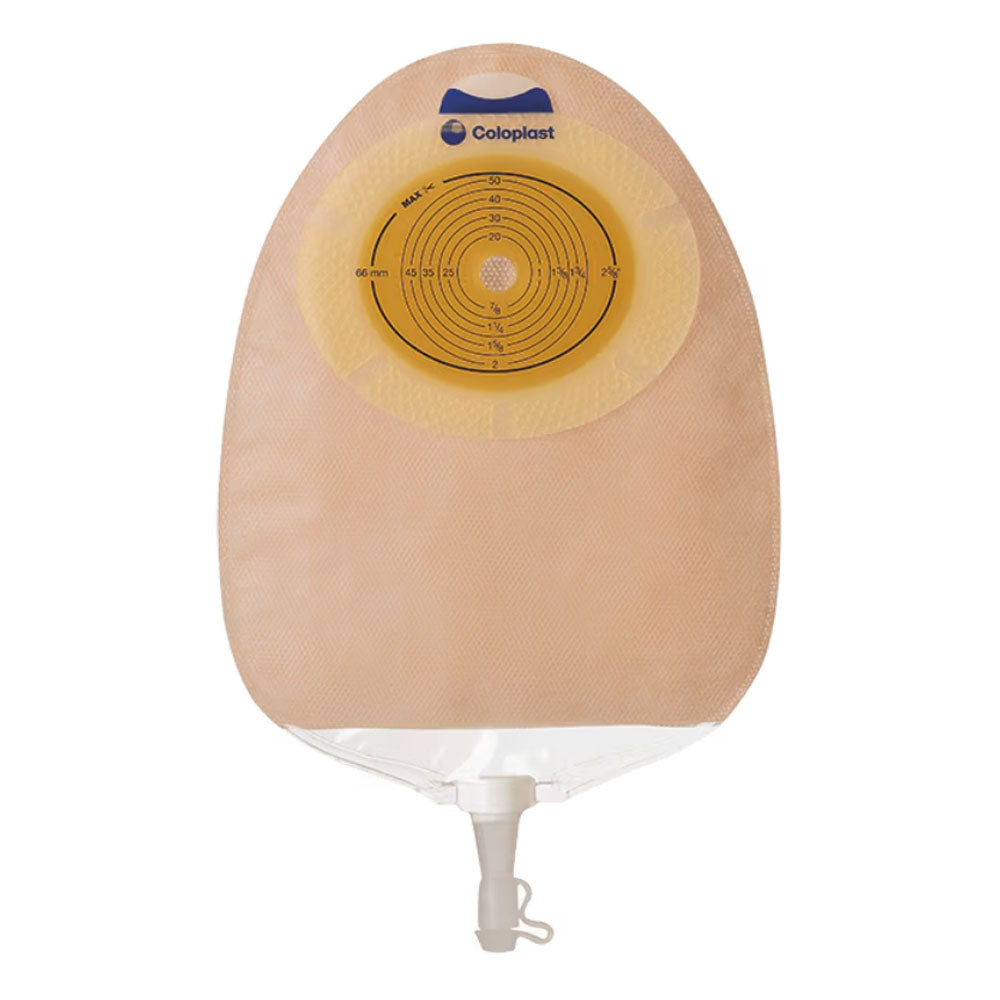 Bild eines Sensura Urostomiebeutels, der auf einem weißen Hintergrund abgebildet ist. Der Beutel hat eine transparente Oberfläche mit einem geriffelten Design, das ein modernes und funktionales Aussehen verleiht. Oben ist ein flexibles Klebeband sichtbar, das die Befestigung des Beutels an der Haut erleichtert. Die Farbgebung des Beutels ist in einem sanften, neutralen Ton gehalten, der eine dezente Wirkung hat. Am unteren Ende des Beutels befindet sich eine Öffnung mit einem Verschlussmechanismus.