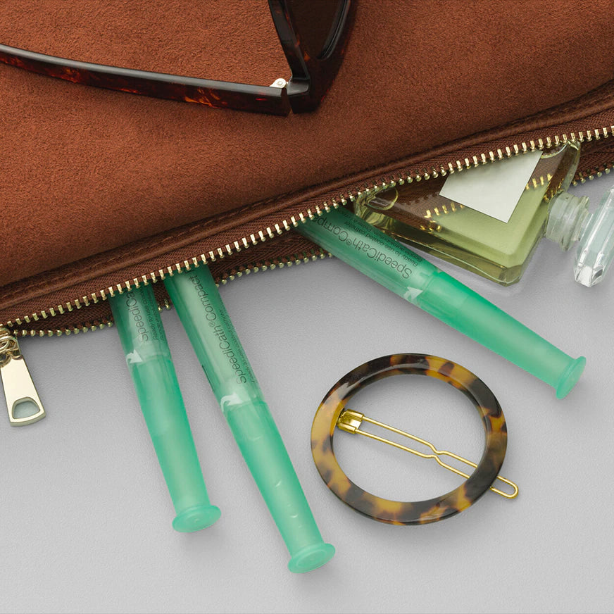 Ein SpeediCath Compact Einmalkatheter der Größe 14 in einer modernen, kompakten Verpackung. Der Katheter ist in einem transparenten, hygienischen Umverpackung zu sehen, die eine einfache Handhabung ermöglicht. Die Verpackung ist weiß mit blauen und grauen Akzenten, die Informationen über Produktdetails enthalten. Der Katheter selbst ist in einem gebogenen, schlanken Design gehalten, was eine diskrete Anwendung ermöglicht.