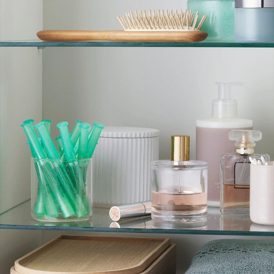 Bild eines SpeediCath Compact Einmalkatheters der Größe CH14, verpackt in einer schlanken und handlichen Box. Der Katheter selbst ist aus transparentem Material, was eine einfache Handhabung ermöglicht. Auf der Verpackung sind klare, informative Beschriftungen zu finden, die die Verwendung und Eigenschaften des Produkts hervorheben. Die Farbgestaltung der Verpackung ist in einem sanften Blau- und Grauton gehalten, was einen modernen und medizinischen Eindruck vermittelt.