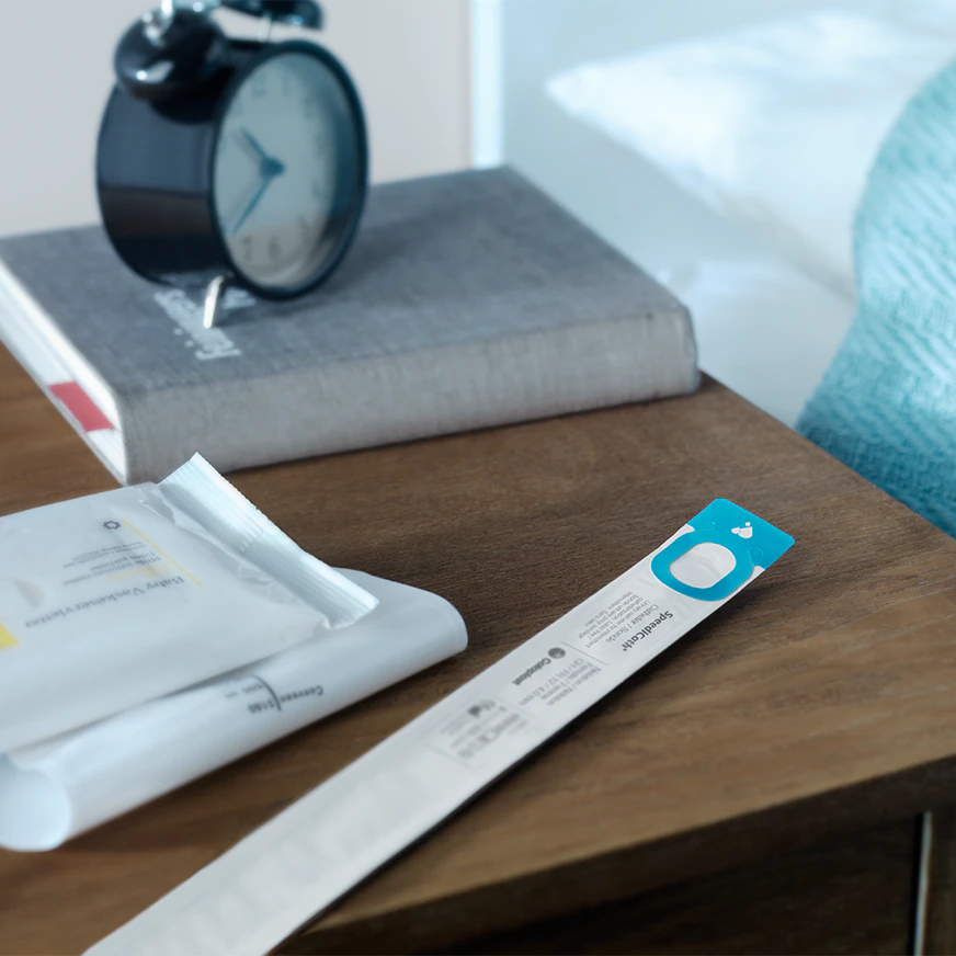 Bild eines Produkts: SpeediCath Einmalkatheter Tiemann, Größe 12, Länge 40 cm, 30 Stück pro Verpackung. Der Katheter ist in transparentem, sterilen Kunststoff verpackt. Die Verpackung ist in Blau und Weiß gehalten und zeigt das Produktdesign sowie die Hauptmerkmale, wie die Größe und Anzahl der enthaltenen Katheter. Auf der Vorderseite sind auch Informationen zur Anwendung und eine Abbildung des Katheters selbst zu sehen.