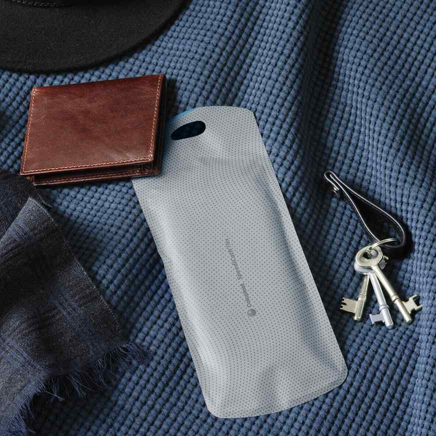 Produktbild des SpeediCath Flex Katheters für Männer. Der Katheter ist in einer transparenten Verpackung zu sehen, die eine moderne, schlanke Form aufweist. Der Katheter selbst ist in einem hellen, leicht glänzenden Material gehalten und zeigt eine flexible Struktur. Am oberen Rand der Verpackung befindet sich eine informative Beschriftung mit Produktbezeichnung und Anwendungsdetails. Der Hintergrund ist weiß, was den Fokus auf den Katheter und die Verpackung lenkt.