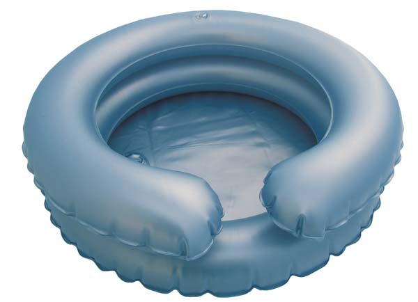 Auf dem Bild ist eine aufblasbare Haar- und Kopfwaschwanne zu sehen, die perfekt für die Pflege in der häuslichen Umgebung geeignet ist. Die Wanne hat zwei Reihen, die eine ergonomische Form bieten, um Komfort während der Nutzung zu gewährleisten. Sie ist aus strapazierfähigem, wasserfestem Material gefertigt und mit einer Pumpe ausgestattet, um die Wanne einfach aufzublasen. Der Hintergrund ist schlicht gehalten, wodurch die Wanne im Vordergrund gut zur Geltung kommt.