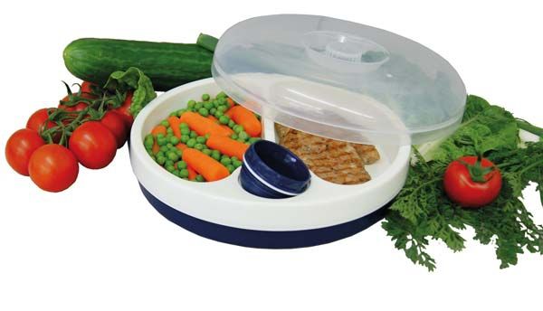 Ein blauer Warmhalteteller mit Deckel, der auf einem weißen Untergrund abgebildet ist. Der Teller hat eine glatte Oberfläche und eine runde Form, während der Deckel eine leicht gewölbte Struktur aufweist und mittig einen stabilen Griff hat. Der Teller wirkt modern und funktional, ideal für die warmhaltende Präsentation von Speisen. Im Hintergrund sind unscharfe Lichtreflexionen zu sehen, die dem Bild eine angenehme Atmosphäre verleihen.