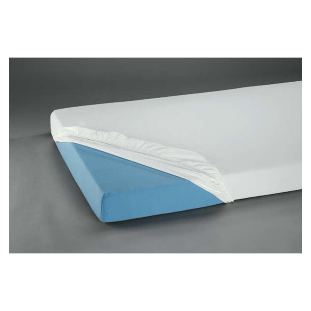 Beige Spannbetttuch aus hochwertiger Baumwolle, das auf einer sauberen und hellen Oberfläche ausgelegt ist. Das Tuch hat an den Ecken elastische Einsätze, die eine feste Passform auf Matratzen gewährleisten. Die Textur wirkt weich und einladend, während die neutrale Farbe eine beruhigende Atmosphäre in jedem Schlafzimmer schafft. Im Hintergrund ist ein verschwommener Eindruck eines Bettes zu sehen, das mit einem weißen Bezug und Kissen dekoriert ist.