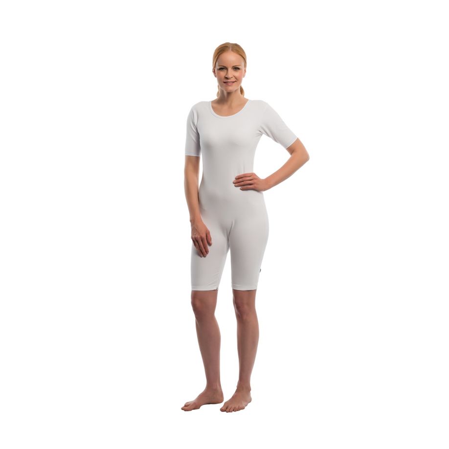 Pflegebody von Suprima in weiß mit kurzen Ärmeln, Größe S. Der Body hat eine praktische Druckknopfleiste im Schritt für einfachen Windelwechsel. Er besteht aus weichem, hautfreundlichem Material, das angenehm zu tragen ist. Das Design ist schlicht und funktional, ideal für den Alltag. Der Body hat Rundhalsausschnitt und lässt sich leicht an- und ausziehen. Die elastischen Ärmel bieten Bewegungsfreiheit, während die Passform optimalen Halt gibt. Perfekt für Erwachsene mit besonderen Pflegebedürfnissen.