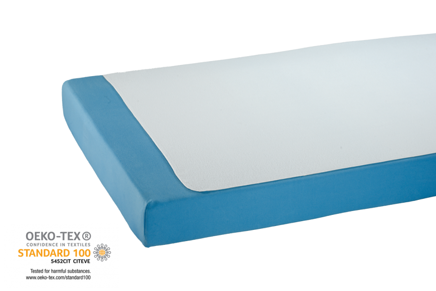 Bettauflage aus Frottee in der Größe 90x150 cm, gefertigt aus Baumwolle und mit PVC-Beschichtung. Die Auflage ist in einem sanften Weißton gehalten, was sie ansprechend und neutral für verschiedene Bettgestaltungen macht. Die strukturierte Oberfläche aus Frottee sorgt für ein angenehmes Gefühl auf der Haut und eine gute Atmungsaktivität, während die PVC-Beschichtung zusätzlichen Schutz gegen Flüssigkeiten bietet. Ideal für Kinderbetten oder als hygienische Unterlage im Gästezimmer.