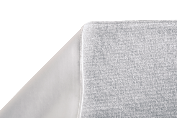 Bild zeigt eine wasserdichte Bettauflage aus Baumwoll-Frottee mit PVC-Beschichtung in der Größe 90x150 cm. Die Auflage ist überwiegend in einem cremigen Weiß gehalten und weist eine strukturierte Oberflächenbeschaffenheit auf, was auf die Frottee-Qualität hinweist. Der Rand der Auflage ist schlicht und unauffällig. Im Hintergrund ist ein neutraler Untergrund, der die Bettauflage hervorhebt. Dieses Produkt eignet sich ideal für den Schutz von Matratzen und bietet zusätzlichen Komfort.