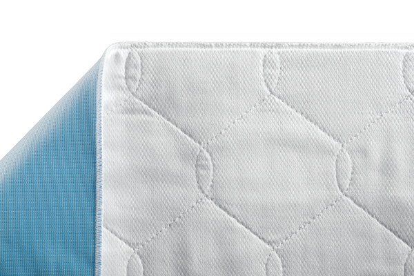 Produktbild einer weißen Suprima Bettauflage mit Seitenteilen. Die Auflage hat eine rechteckige Form und misst 75x160 cm. Sie ist aus einem weichen, wasserabweisenden Material gefertigt, Das Design zeigt abgerundete Ecken und angebundene Seitenteile, die einen optimalen Schutz und Halt bieten. Die Oberfläche wirkt glatt und hygienisch. Im Hintergrund ist eine schlichte, helle Umgebung zu sehen, die die Bettauflage hervorhebt.