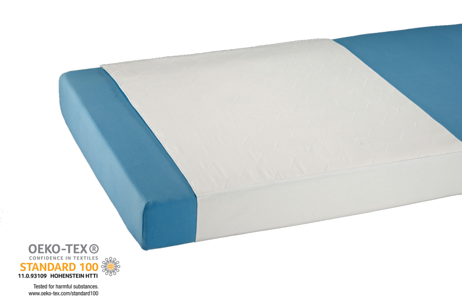 Suprima Bettauflage mit Seitenteilen in Weiß, 75x160 cm. Die Auflage besteht aus einem wasserundurchlässigen und atmungsaktiven Material, ideal für den Einsatz auf Matratzen. Sie hat hohe Seitenränder, die zusätzlichen Halt bieten und das Verrutschen verhindern. Die Oberfläche wirkt glatt und weich, was Komfort gewährleistet. Die schlichte weiße Farbe sorgt für eine neutrale, saubere Ästhetik und lässt sich gut in verschiedene Schlafzimmer-Designs integrieren.