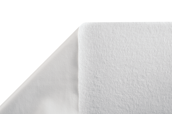 Produktbild einer hochwertigen Molton-Bettauflage in der Größe 100 x 150 cm. Die Auflage ist in einem sanften Weißton gehalten und zeigt eine gleichmäßige, weiche Struktur, die auf den ersten Blick komfortabel und atmungsaktiv wirkt. Der Stoff scheint robust und langlebig zu sein, ideal zum Schutz von Matratzen. Der Rand der Auflage ist sauber genäht, was auf eine hohe Verarbeitungsqualität hinweist.