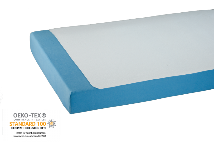 Bild einer hochwertigen Suprima Bettauflage aus Molton, die in der Größe 100 x 150 cm dargestellt ist. Die Auflage hat eine lichte, helle Farbe, die für einen sauberen und frischen Eindruck sorgt. Die Oberfläche ist weich und leicht strukturiert, was auf hochwertigen Stoff hinweist. Die Ränder der Auflage sind sauber verarbeitet und verstärkt, um Haltbarkeit zu gewährleisten. Dies ist ein ideales Produkt, um Matratzen zu schützen oder als zusätzliche Schicht für Komfort und Hygiene.