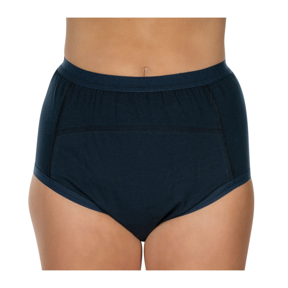 Ein Paar marineblaue Inkontinenzslips von Suprima, die auf einem neutralen Hintergrund präsentiert werden. Die Slips haben eine weiche, elastische Oberfläche und eine komfortable Passform. Sie sind mit breiten Seitenbündchen und einem hohen Bund ausgestattet, um optimale Sicherheit und Schutz zu gewährleisten. Zudem sind sie waschbar und wiederverwendbar, was umweltfreundlich ist. Die Innenseite ist mit einem saugfähigen Material ausgestattet, das Nässe von der Haut fernhält.
