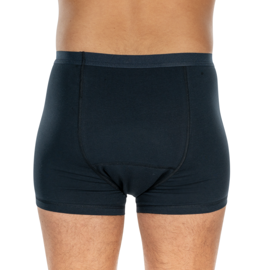 Ein Marinefarbenes Suprima Bodyguard 6 Größe 7 Produkt, das auf einem weißen Hintergrund präsentiert wird. Der Bodyguard zeigt eine nahtlose, elastische Konstruktion mit einem hohen Taillenbund, der zusätzlichen Halt bietet. Die Vorderseite besitzt eine breitere Fläche für besseren Schutz. Die Textur wirkt weich und bequem, geeignet für den täglichen Gebrauch. Die Verpackung ist minimalistischen gehalten, wodurch das Produkt selbst im Fokus steht.