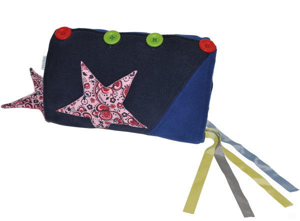 Das Bild zeigt einen orangefarbenen Demenz-Muff, der auf einem weißen Hintergrund präsentiert wird. Der Muff ist mit weichem, plüschigem Material und einer strukturierten Oberfläche gefertigt. An den Seiten sind praktische Haltegriffe angebracht, die das Anziehen erleichtern. Innen sind verschiedene Elemente wie eine kleine, leicht zu öffnende Tasche und mehrere farbige Bänder integriert, die sensorische Stimulation bieten.