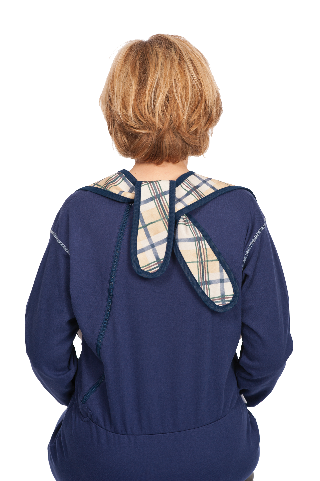 Blau-karierte Schürze aus strapazierfähigem Polyester mit praktischen Schlaufen und Schlitzverschluss. Die Schürze hat eine großzügige Größe von 90 x 46 cm, passend für verschiedene Körperformen. Das karierten Muster ist in verschiedenen Blautönen gehalten, das eine ansprechende und moderne Optik bietet. Die Schürze ist ideal für den Einsatz in der Küche, beim Kochen oder Grillen, und schützt Kleidung vorteilhaft vor Flecken.